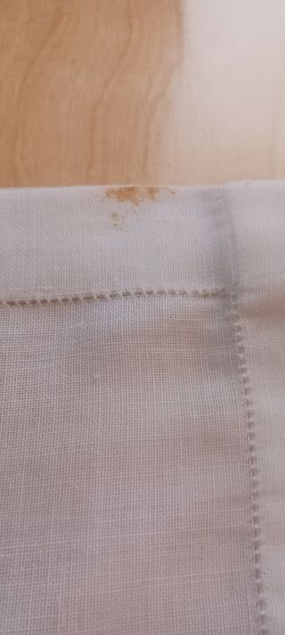 Cortinas (2) de lino blanco.