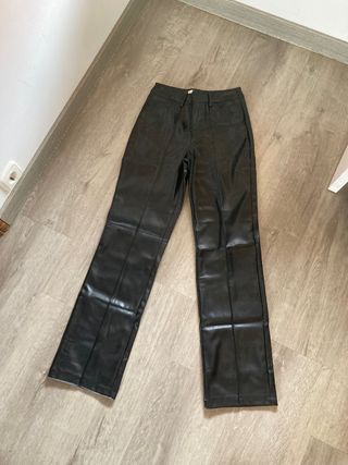 Pantalón de cuero negro