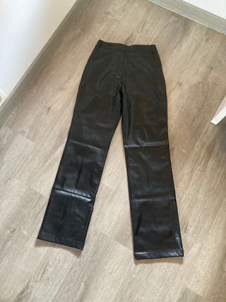 Pantalón de cuero negro