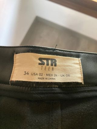 Pantalón de cuero negro