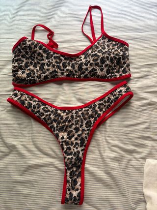 Bikini leopardo con ribete rojo
