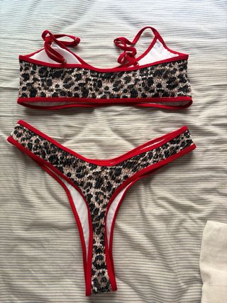 Bikini leopardo con ribete rojo