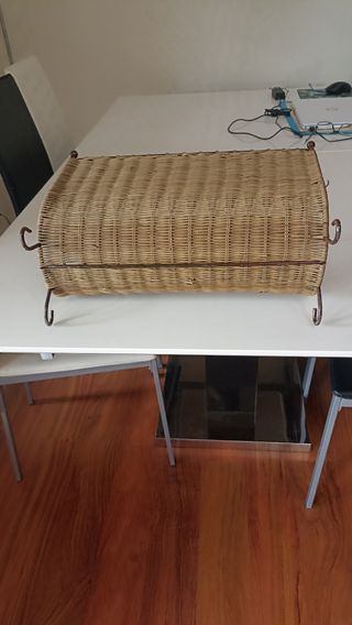Revistero antiguo de mimbre y metal.
En perfecto