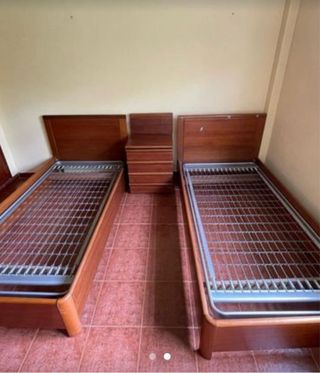 2 camas junto a somier y colchones