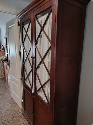 Vitrina de madera marrón
