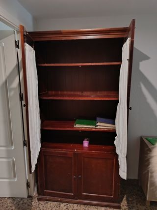 Vitrina de madera marrón