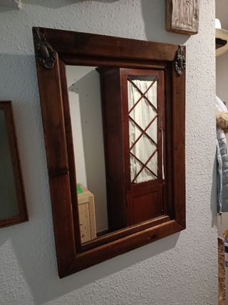 Vitrina de madera marrón