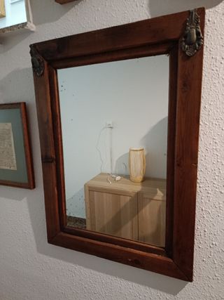 Vitrina de madera marrón