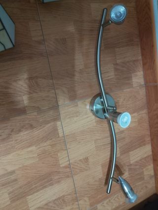 Lámpara de metal plateada con 3 focos