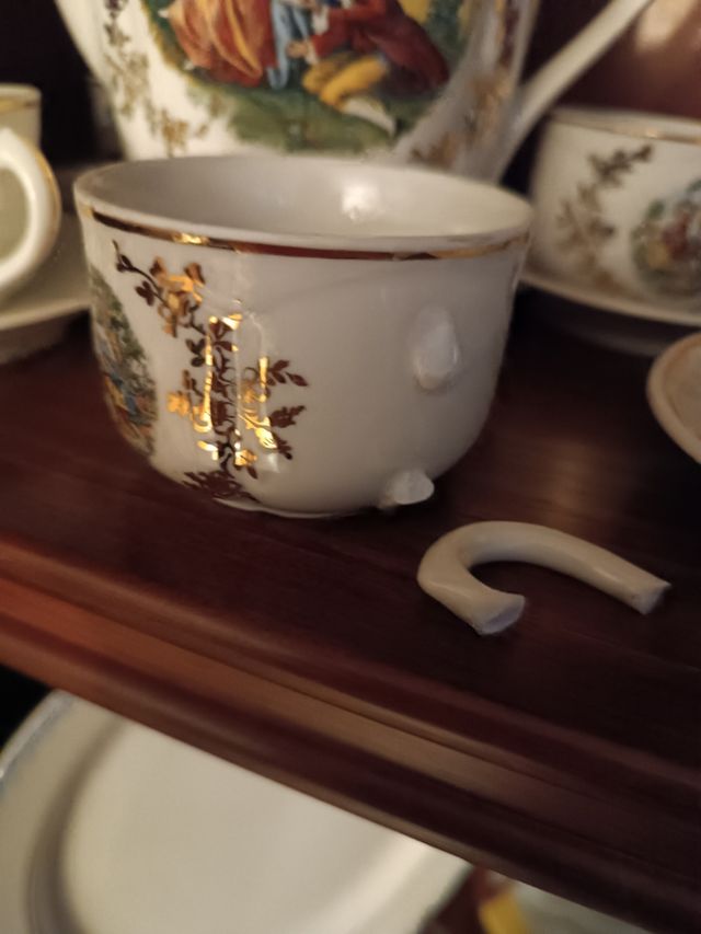 Juego de café porcelana con detalles en oro, vinta