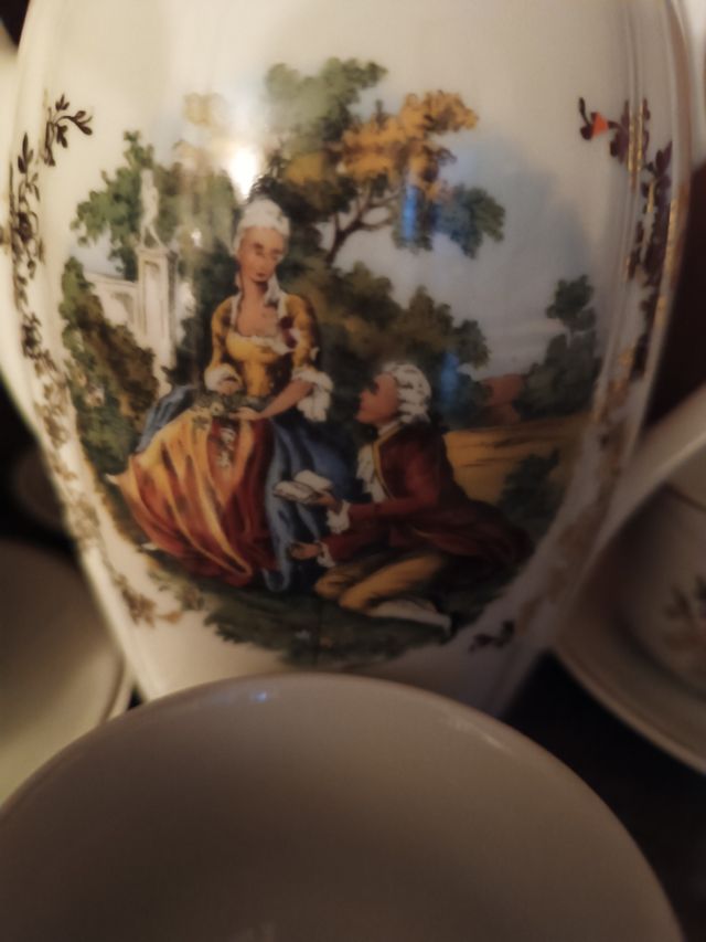 Juego de café porcelana con detalles en oro, vinta