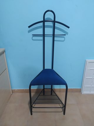 Perchero de pie con asiento azul