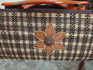 Bolso de paja con flor decorativa