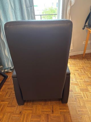 Sillón de descanso marrón con reposapiés