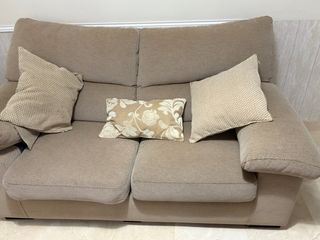 Sofá de tela beige y marrón