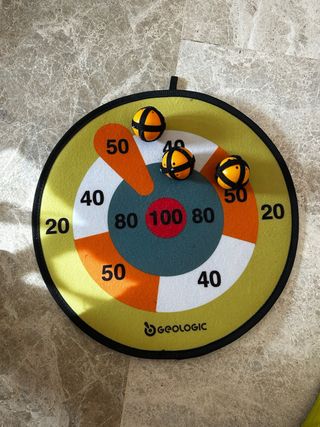 Diana de juego con pelotas