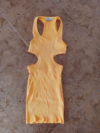 Vestido naranja Bershka con cortes
