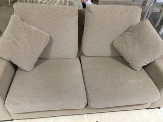 Sofá de tela beige