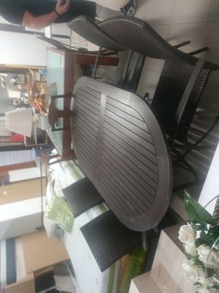 Mesa de teca con 4 sillas