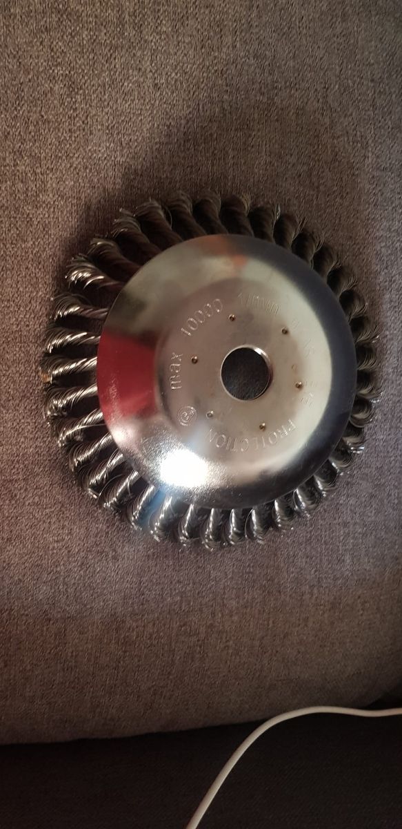 Cepillo de alambre para desbrozadora