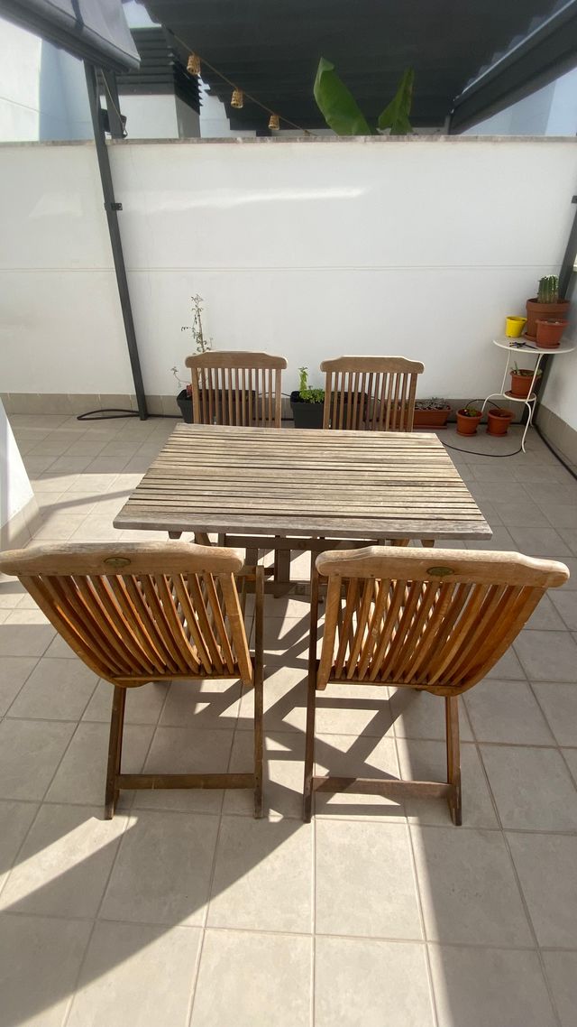 Conjunto mesa y 4 sillas de madera exterior