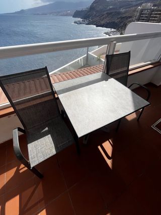 Mesa de exterior beige y gris