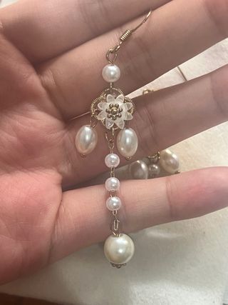 Pendientes dorados con perlas y flores