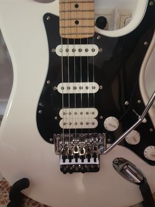 Guitarra Fender Player Stratocaster Floyd Rose HSS
