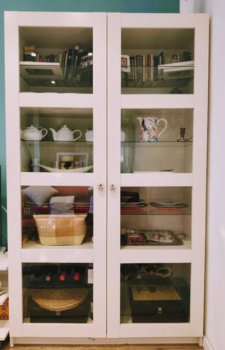 Vitrina blanca salón con puertas de cristal