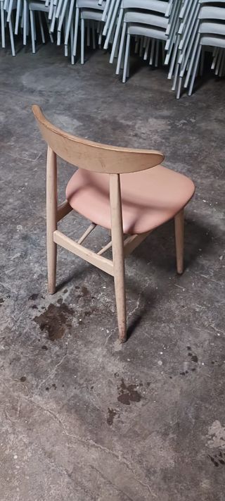 Silla de madera con asiento rosa