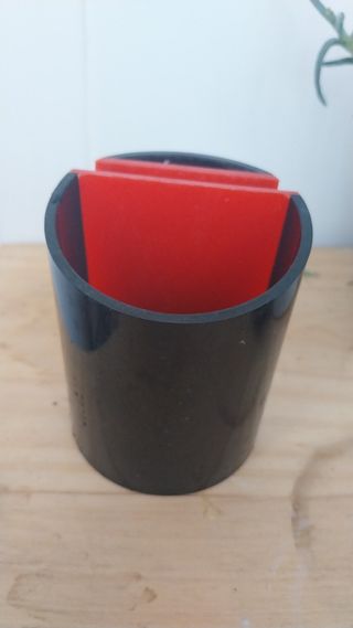 Porta lápices y bolígrafos negro/rojo