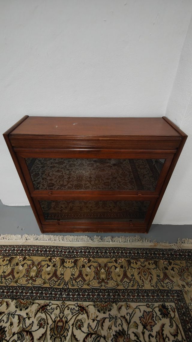 Librería de madera con cristal