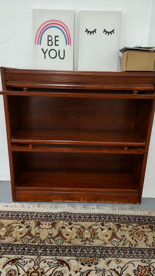 Librería de madera con cristal