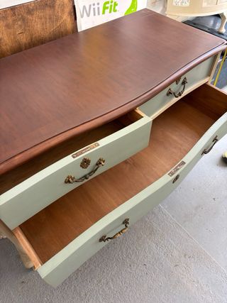 Cómoda antigua de madera con espejo