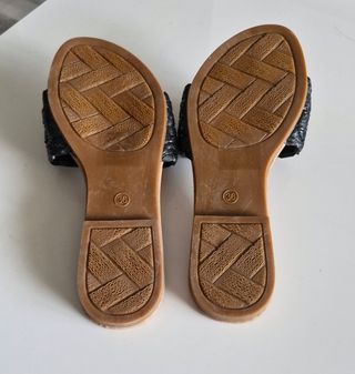 Sandalias planas negras con tira trenzada