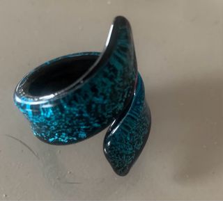 Anillo cristal azul brillante espiral