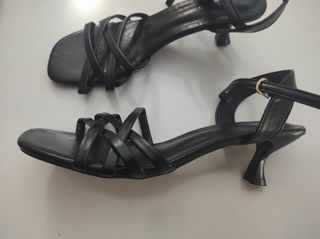 Sandalias tacón abierto negro