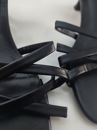 Sandalias tacón abierto negro