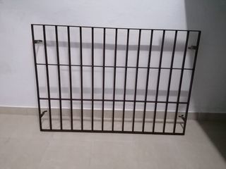 Reja, ventana metálica y persiana