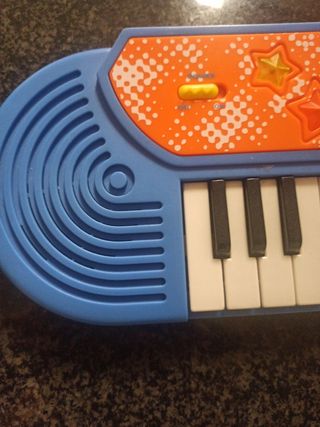 Pianola giocattolo blu e arancione