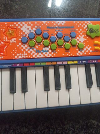 Pianola giocattolo blu e arancione