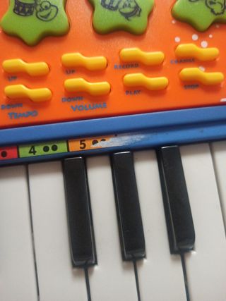 Pianola giocattolo blu e arancione