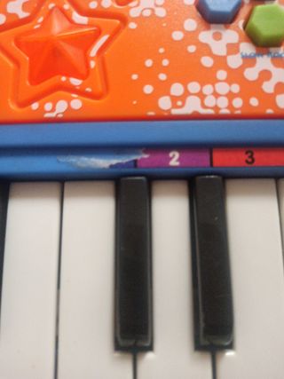 Pianola giocattolo blu e arancione
