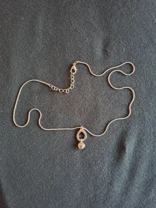 Collana con pendente a goccia e diamantino