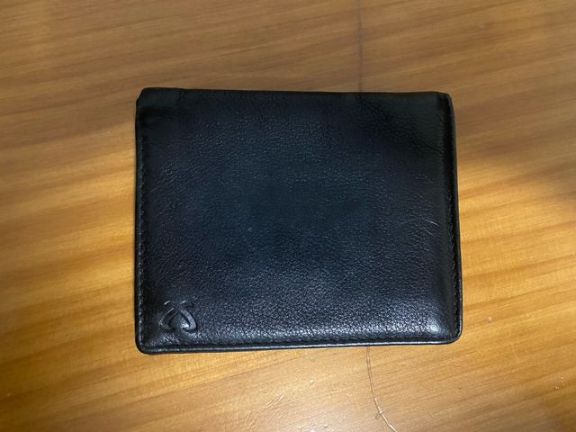 Cartera de piel negra
