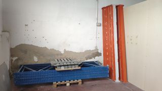 Estanterías modulares metálicas azul y naranja