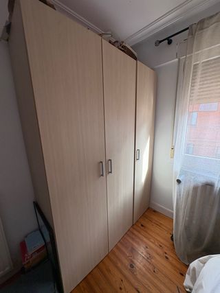 Armario espacioso de madera clara