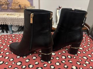 Stivaletti neri con tacco dorato