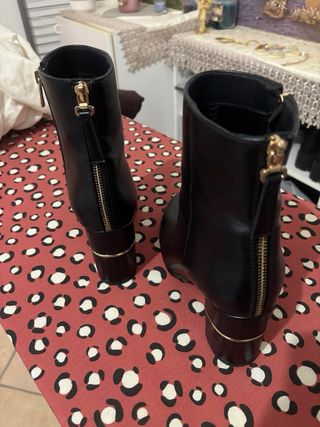 Stivaletti neri con tacco dorato