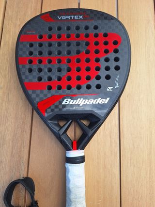 Pala Bullpadel Vertex 04 + REGALO 2 pesos.